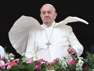 De paus dringt aan op humanitaire hulp in Gaza in jaarlijkse paasboodschap