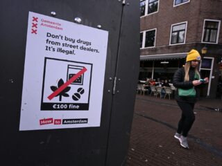 Amsterdam onderzoekt plan om legaal crack uit te delen aan verslaafden