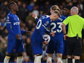 Chelsea-coach Pochettino ziet zijn spelers ruziën om penalty: “Het is schandalig”