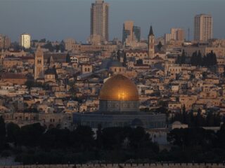 Iran aangevallen via de lucht, explosies gemeld: "Israël zit erachter"