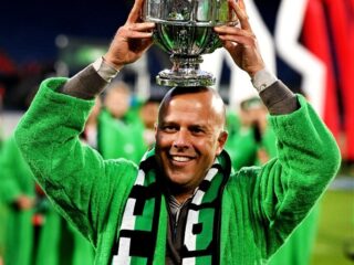 Heerlijke beelden: Feyenoord-trainer Arne Slot feest met Broederliefde na winst beker