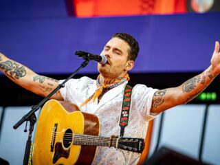 Douwe Bob sleept Dilan Yeşilgöz na beschuldigingen van 'jodenhaat' voor de rechter