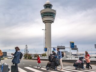 Persoon komt op Schiphol terecht in draaiende vliegtuigmotor en overlijdt