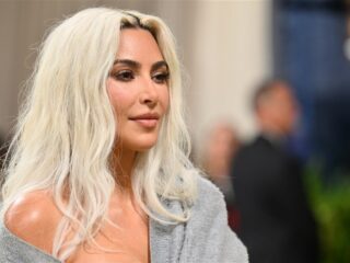 Kim Kardashian steelt de show tijdens Met Gala met extreem smalle taille