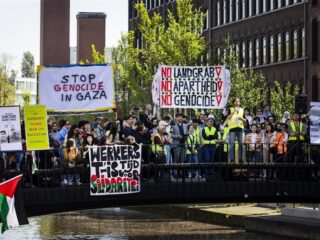 Pro-Palestijnse demonstranten bezetten opnieuw UvA-gebouw, ME treedt hard op