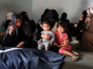 Vreselijke beelden na aanval in Rafah: "Vader houdt onthoofd kind vast"