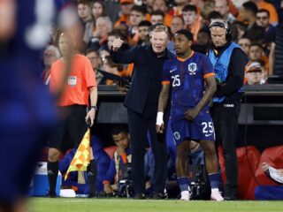 Steven Bergwijn haalt uit naar Koeman na succesvol debuut in Saudi-Arabië: "Eerst kijken dan praten"