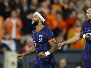 Ronald Koeman verrast door hoofdband Memphis Depay: "Dit is een nieuwe tijd"