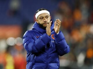 We zouden allemaal achter Memphis Depay moeten staan: haarband of niet
