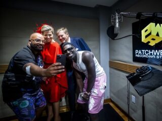 Koningspaar bezoekt Frenna in studio: "De groeten van onze kinderen"