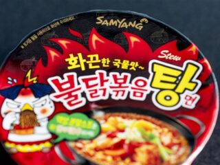 Denemarken verbiedt “giftige” Koreaanse noodles: “Werd licht in m’n hoofd”