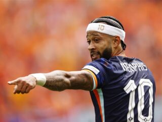 Memphis Depay toonde tegen Polen een boodschap aan zijn haters: "Who cares"