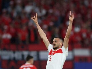 Turkse held Demiral geschorst tegen Nederland vanwege 'wolvengroet'