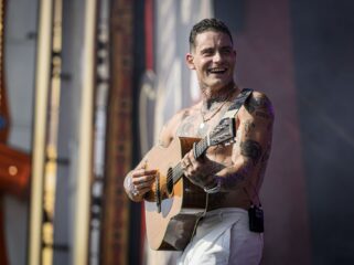 Douwe Bob verlaat Nederland na doodsbedreigingen: "Veiligheid van mijn gezin waarborgen"