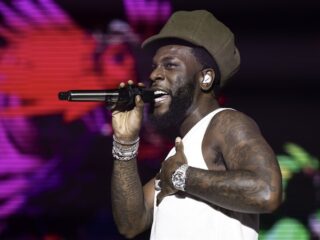 Burna Boy onder vuur na schoppen van fan op podium: "Ik heb PTSS"