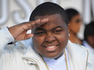 Sean Kingston en moeder rennen op hilarische manier weg voor journalisten