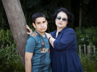 Mikael (11) en zijn moeder blijven voorlopig in Nederland dankzij nieuwe verblijfsaanvraag via vader