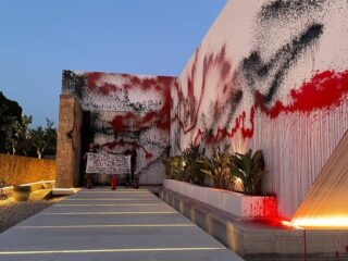 Lionel Messi's villa van 11 miljoen euro beklad door klimaatactivisten