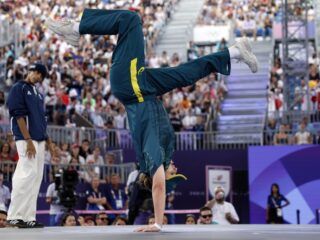Petitie gestart tegen Australische breakdancer tijdens Olympische Spelen: "Moet excuses aanbieden"