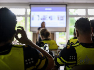 Politiemedewerker ontslagen na racistische berichten: "Hoort niet thuis in ons team"