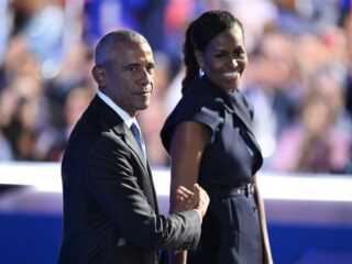 Michelle en Barack Obama maken Trump kapot tijdens speech: "78-jarige klagende miljardair"