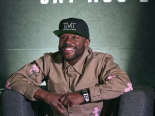 Floyd Mayweather kondigt rentree aan: officiële partij volgt na gevecht met Mike Tyson