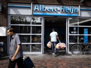 Albert Heijn waarschuwt opnieuw: na blauwe bessen nu andijvie teruggeroepen