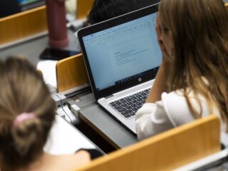 Schokkende details over racisme bij DUO: studenten van kleur kregen vaker boetes en huisbezoeken