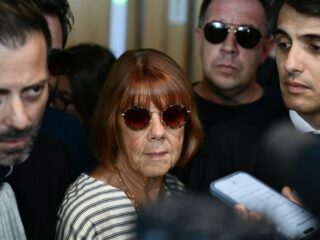 Dominique Pelicot, die vrouw door tientallen mannen liet verkrachten, naar ziekenhuis