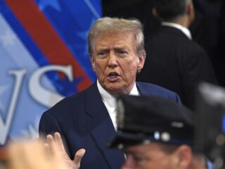 Donald Trump doet bizarre uitspraak tijdens groot debat over immigranten: "Ze eten huisdieren"