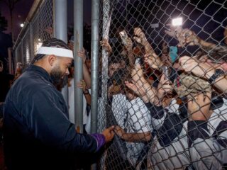 Memphis Depay onthaald als held in Brazilië door fans: "Onderweg naar huis"