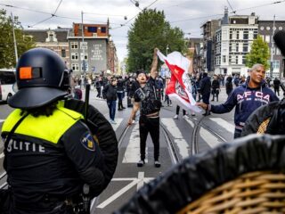 Ajax-hooligans vallen politiebureau aan vanwege stakingen: "Beangstigende situatie"