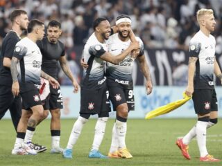 Memphis Depay scoort prachtige vrije trap en helpt Corinthians naar belangrijke overwinning