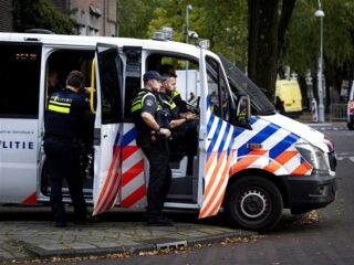 OM eist celstraf tegen verdachte (19) Ajax- Maccabi Tel Aviv-rellen: "Hij had een Cobra 6 op zak"