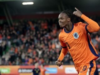 Video waarin familie van Emanuel Emegha te laat komt bij wedstrijd gaat wereldwijd viraal