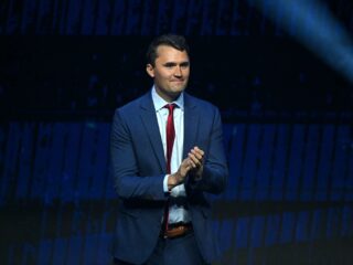 Charlie Kirk doodgeschoten voor duizenden toeschouwers, maar wie was hij?