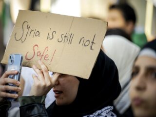 'Save The Children'-ambassadeur Nadia ging naar Syrië: "Kinderen missen benen door explosieven"