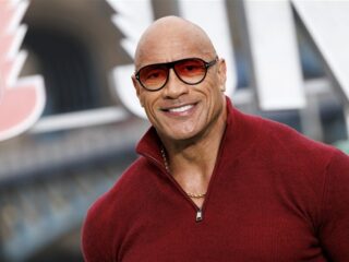 The Rock plast in flessen op set om tijd te winnen: "Ja, dat gebeurt"