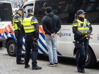 Verdachten van rellen in Amsterdam horen aanklachten: "Poging tot doodslag"