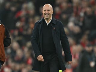 Britse media lyrisch over Arne Slot na recordstart bij Liverpool: "Alles wat hij aanraakt, verandert in goud"