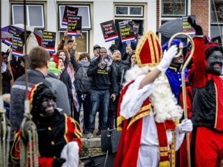 Kick Out Zwarte Piet stopt voorlopig met demonstraties tijdens sinterklaasintochten