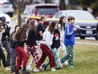 Meisje (15) schiet leraar en scholier dood op een school in Wisconsin