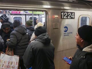 Massale woede om vrouw die levend werd verbrand door man in metro New York