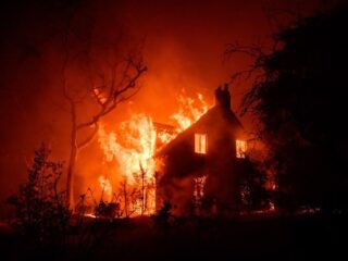 Celebs vluchten massaal hun huizen uit voor extreme natuurbranden in Los Angeles