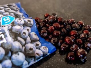 Tientallen zieke klanten melden zich bij Albert Heijn na eten van blauwe bessen