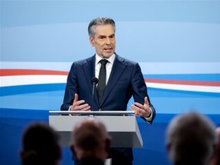 Spionnen werden gestuurd naar Nederlandse moskeeën met behulp van Dick Schoof