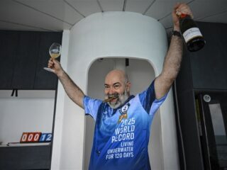 Man leeft vier maanden onder water en vestigt nieuw wereldrecord: "Heb genoten hier"