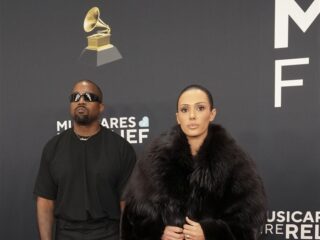 Moeder Bianca Censori doorbreekt stilte na controversiële verschijning van dochter bij Grammy's