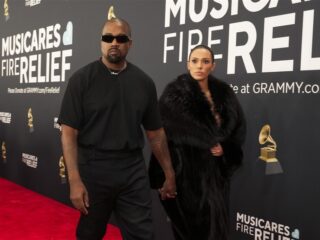 Bianca Censori kleedt zich volledig uit op de rode loper van de Grammy Awards