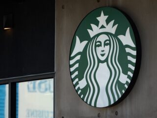 Man morst hete Starbucks-koffie over geslachtsdeel en krijgt 50 miljoen dollar schadevergoeding